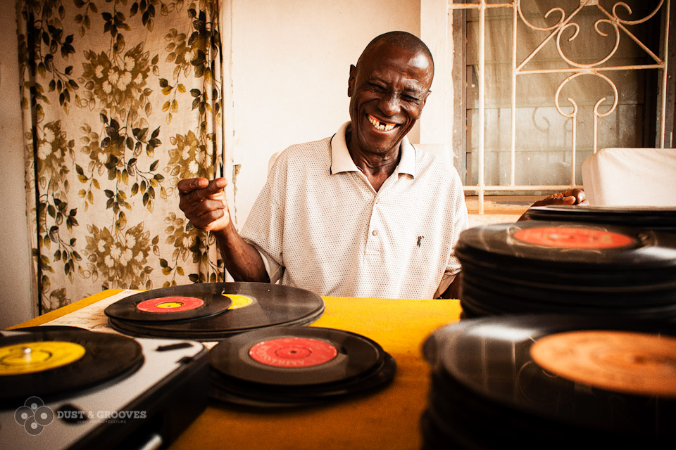 Nel gennaio 2011 ho viaggiato in Ghana per documentare un viaggio con Frank Gossner di Voodoo Funk. Abbiamo incontrato Philip Osei Kojo da Mampong. Un vecchio 80 anni. Lui non ha ascoltato i suoi dischi negli ultimi 30 anni solo perché il suo giradischi era rotto. Gli abbiamo procurato un giradischi nuovo. La prima volta che abbiamo ascoltato un disco è stata una sorpresa emotiva inaspettata, per lui e per noi.
